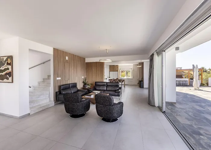 Luna Mare Kato Yialia