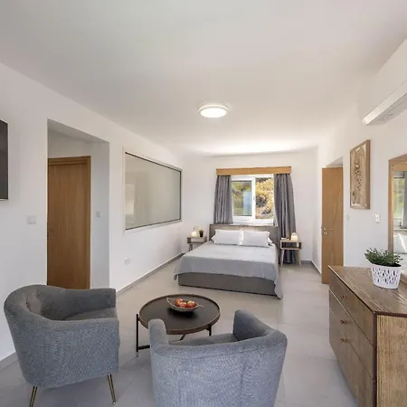 Luna Mare Kato Yialia