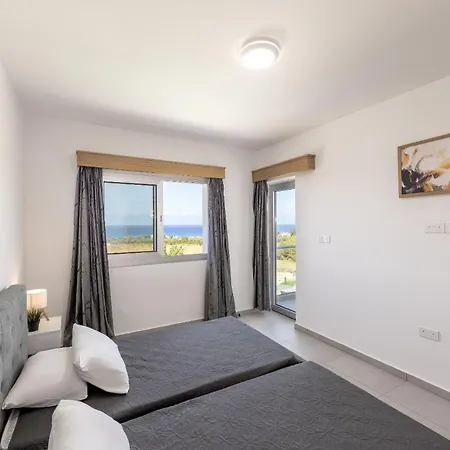 Luna Mare Kato Yialia