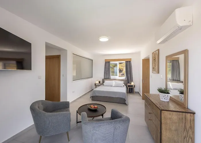 Luna Mare Kato Yialia