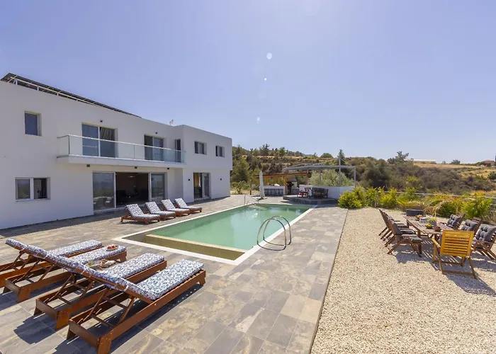 Luna Mare Kato Yialia