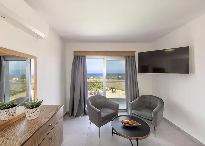 Luna Mare Kato Yialia