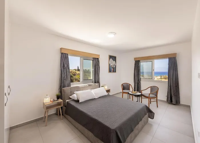 Luna Mare Kato Yialia