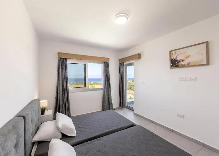 Luna Mare Kato Yialia